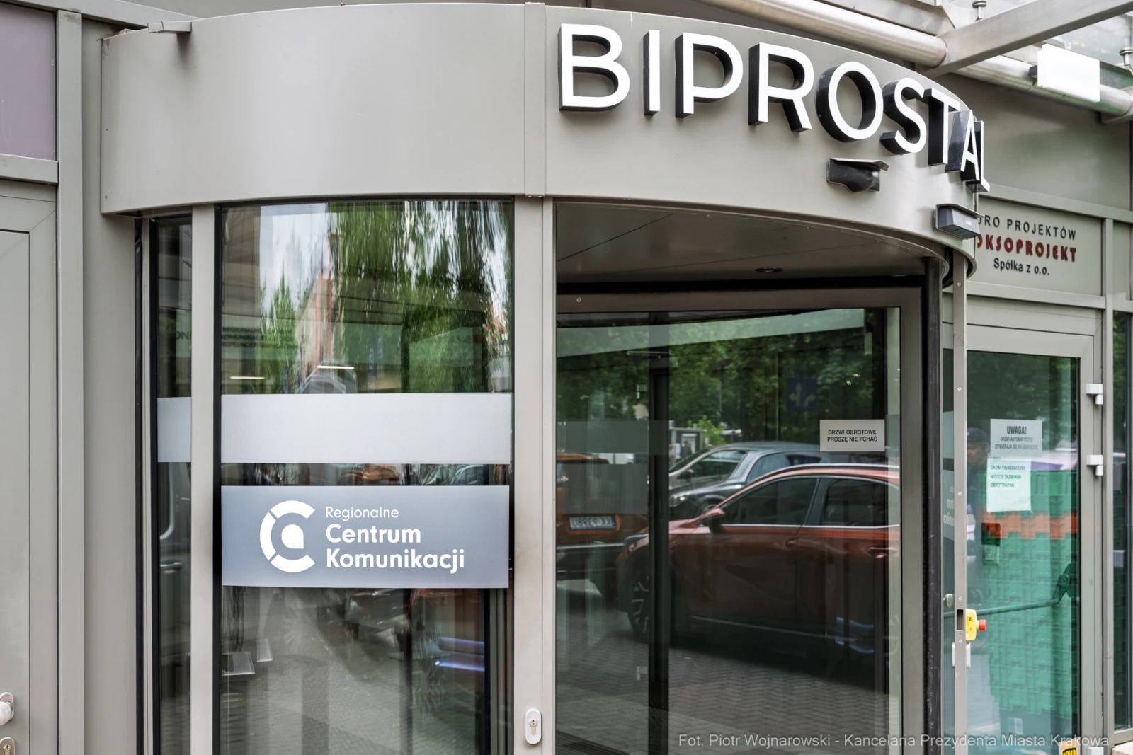 Wejście do Regionalnego Centrum Komunikacji z logo i nazwą na szyldzie.  Autor: Piotr Wojnarowski