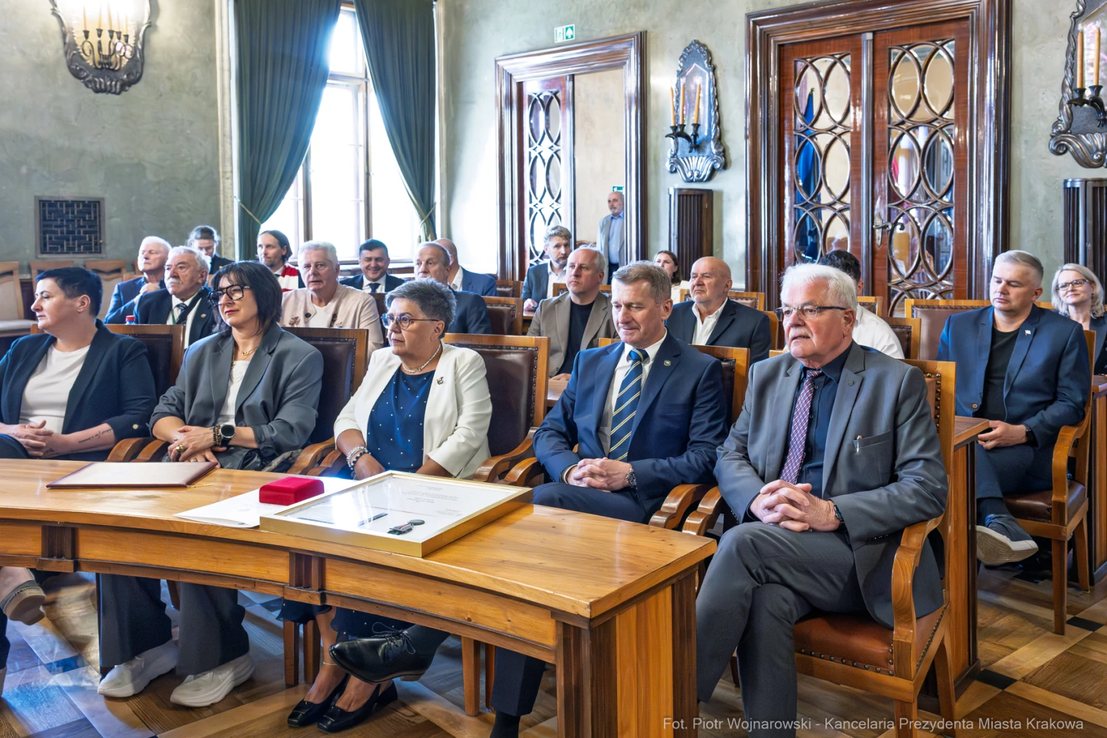 Grupa osób siedzących w sali obrad, wśród nich przedstawiciele władz lokalnych.  Autor: Piotr Wojnarowski