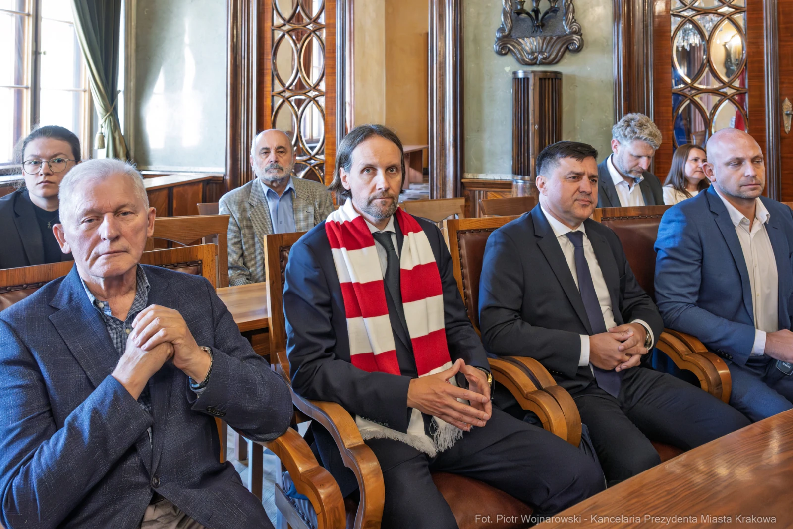 Grupa mężczyzn w formalnych strojach siedzących w sali obrad.  Autor: Piotr Wojnarowski