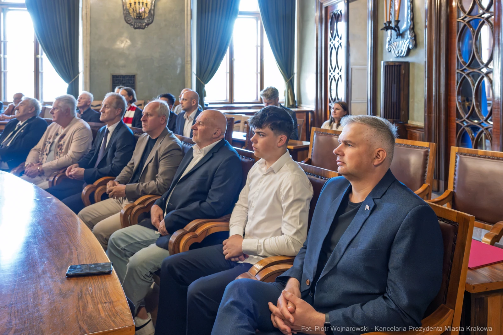 Grupa osób siedzących w sali obrad, w formalnych strojach.  Autor: Piotr Wojnarowski
