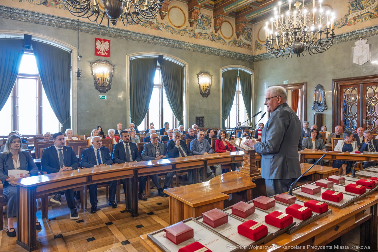 Uroczystość wręczenia odznaczeń w sali obrad z obecnymi gośćmi i mówcą.  Autor: Piotr Wojnarowski
