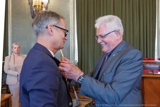 Uroczystość wręczenia odznaczenia w sali obrad.