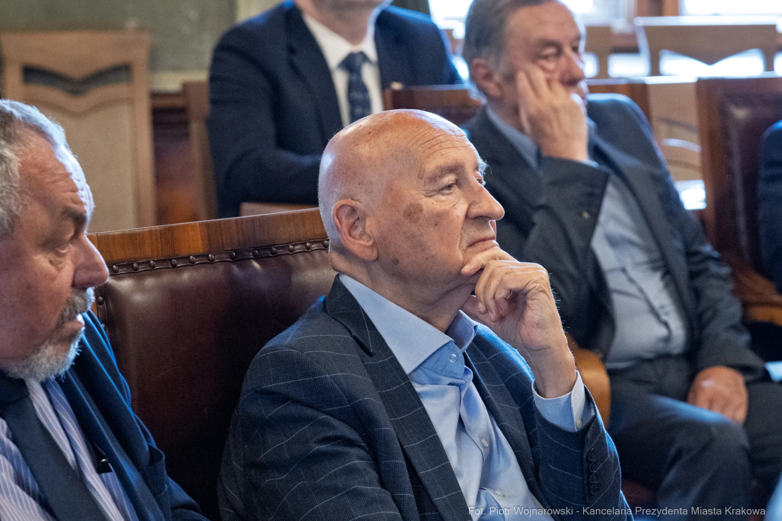 Mężczyzna w garniturze słuchający wystąpienia w sali obrad.  Autor: Piotr Wojnarowski