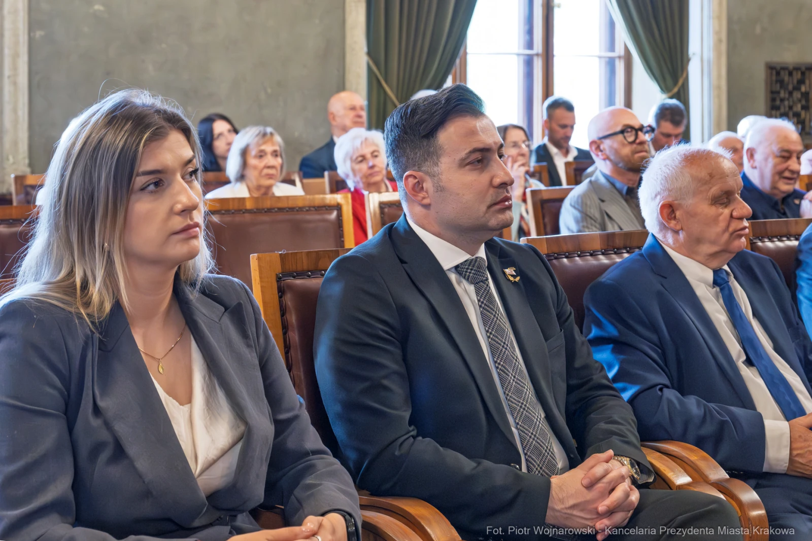 Grupa osób siedzących w sali podczas uroczystości.  Autor: Piotr Wojnarowski