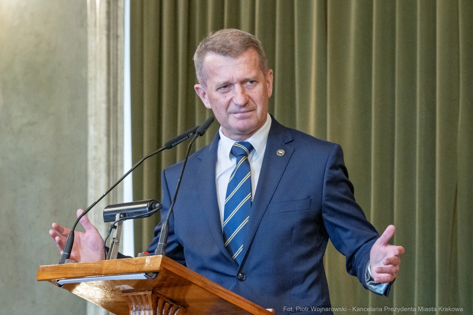 Mężczyzna w garniturze przemawia z mównicy.  Autor: Piotr Wojnarowski
