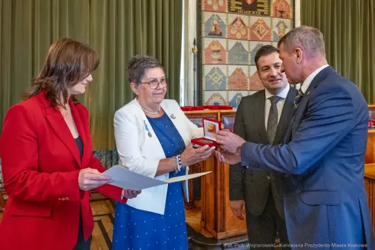 Wręczenie medalu przez przedstawicieli miasta podczas uroczystości.