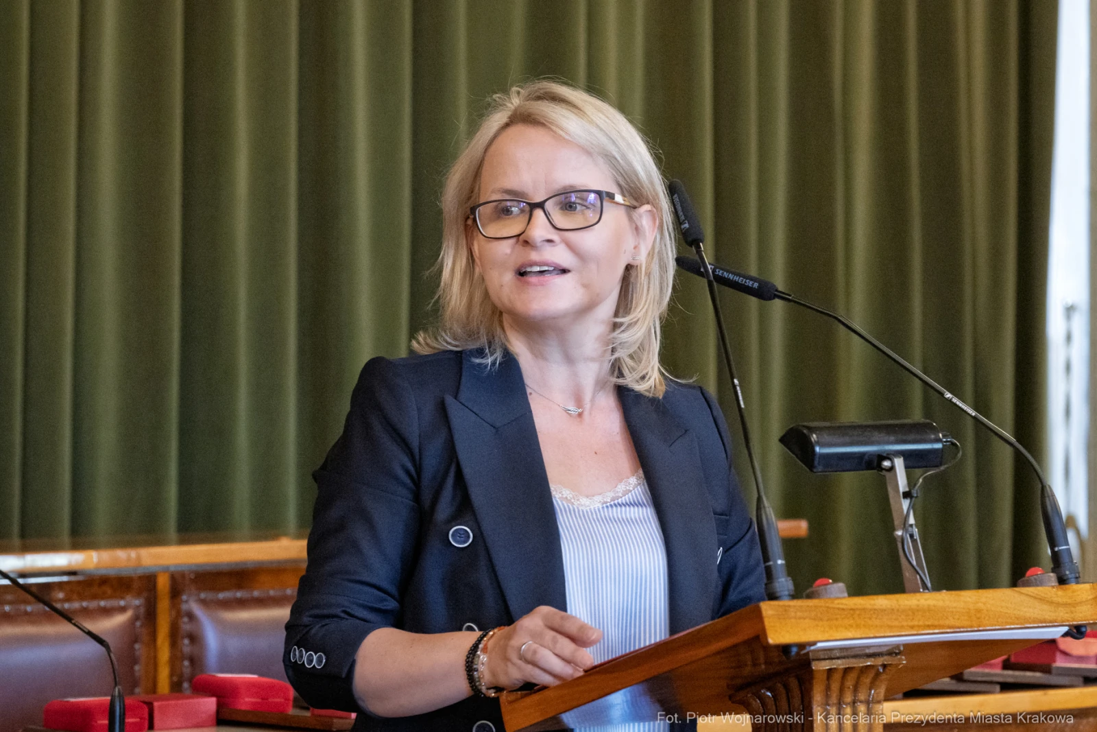Kobieta przemawia z mównicy w sali obrad.  Autor: Piotr Wojnarowski