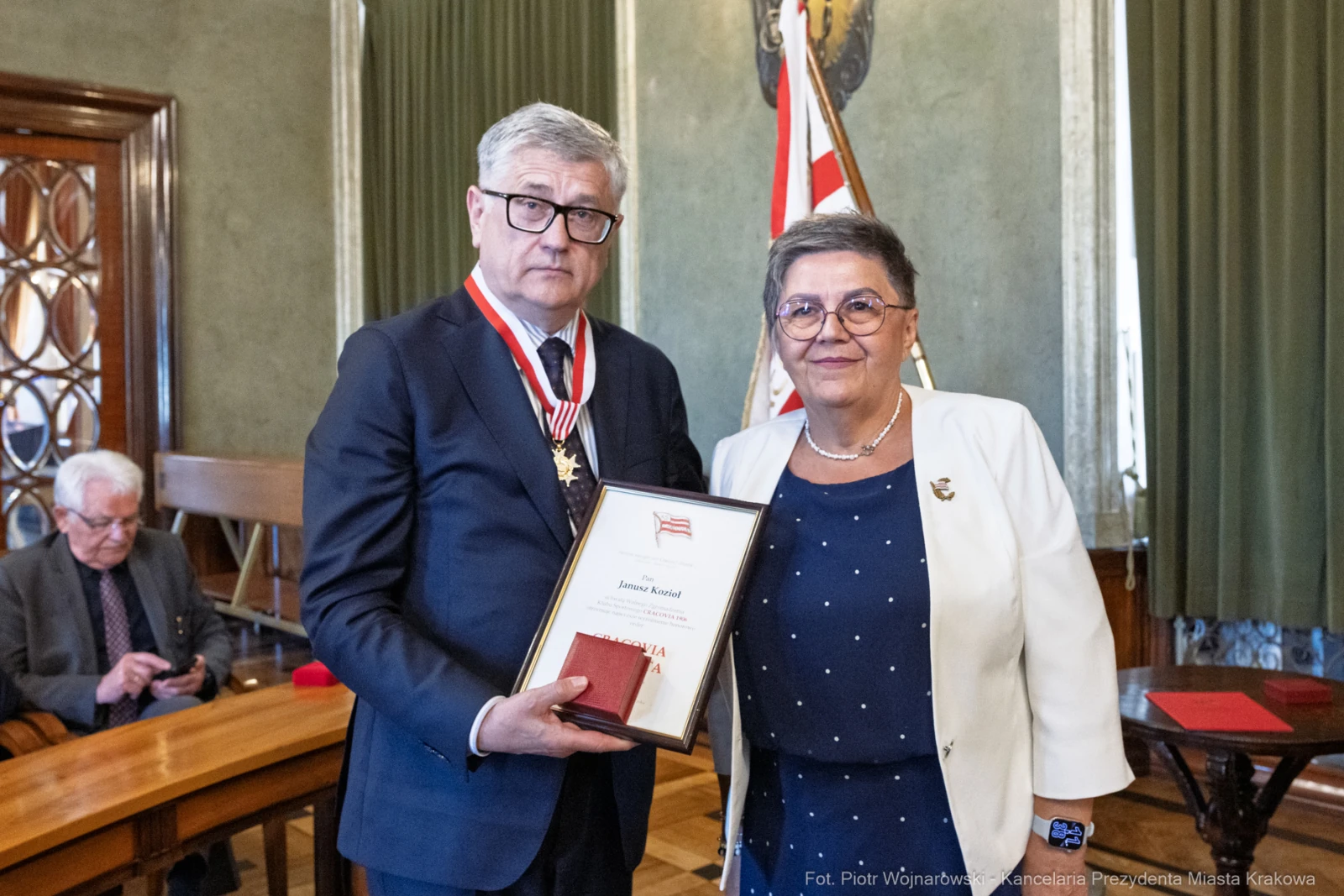 Wręczenie odznaczenia przez przedstawiciela władz lokalnych.  Autor: Piotr Wojnarowski