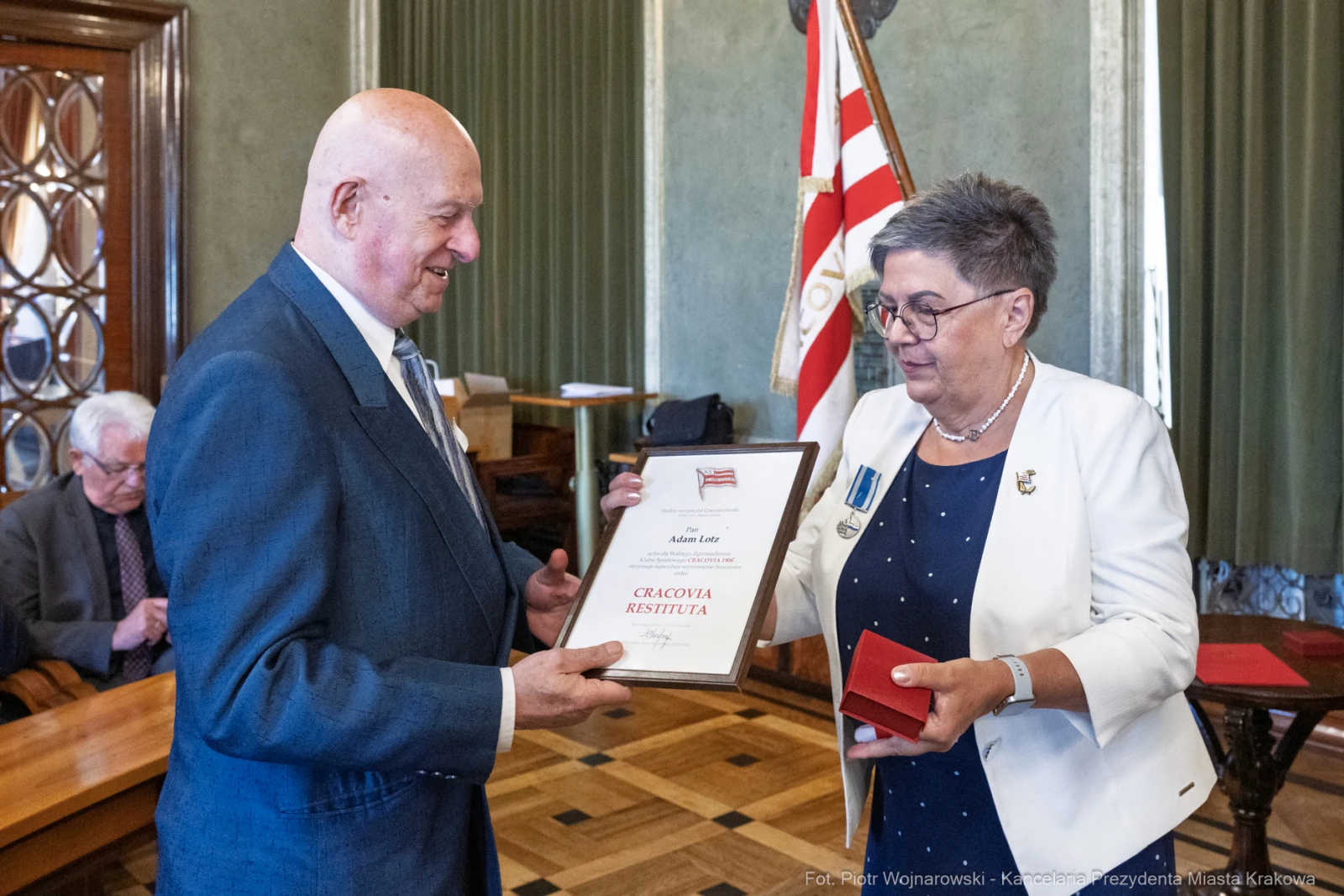 Wręczenie nagrody Cracovia Restituta. Uroczystość z udziałem dwóch osób w formalnych strojach.  Autor: Piotr Wojnarowski