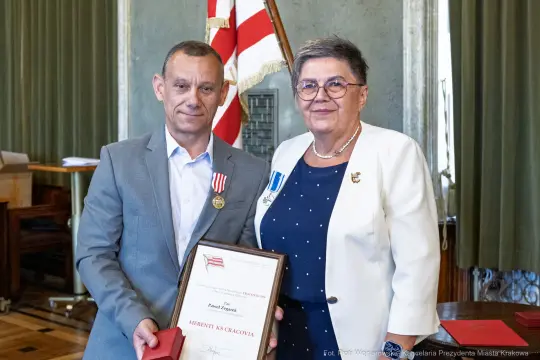 Wręczenie odznaczeń i wyróżnień w uroczystej atmosferze.