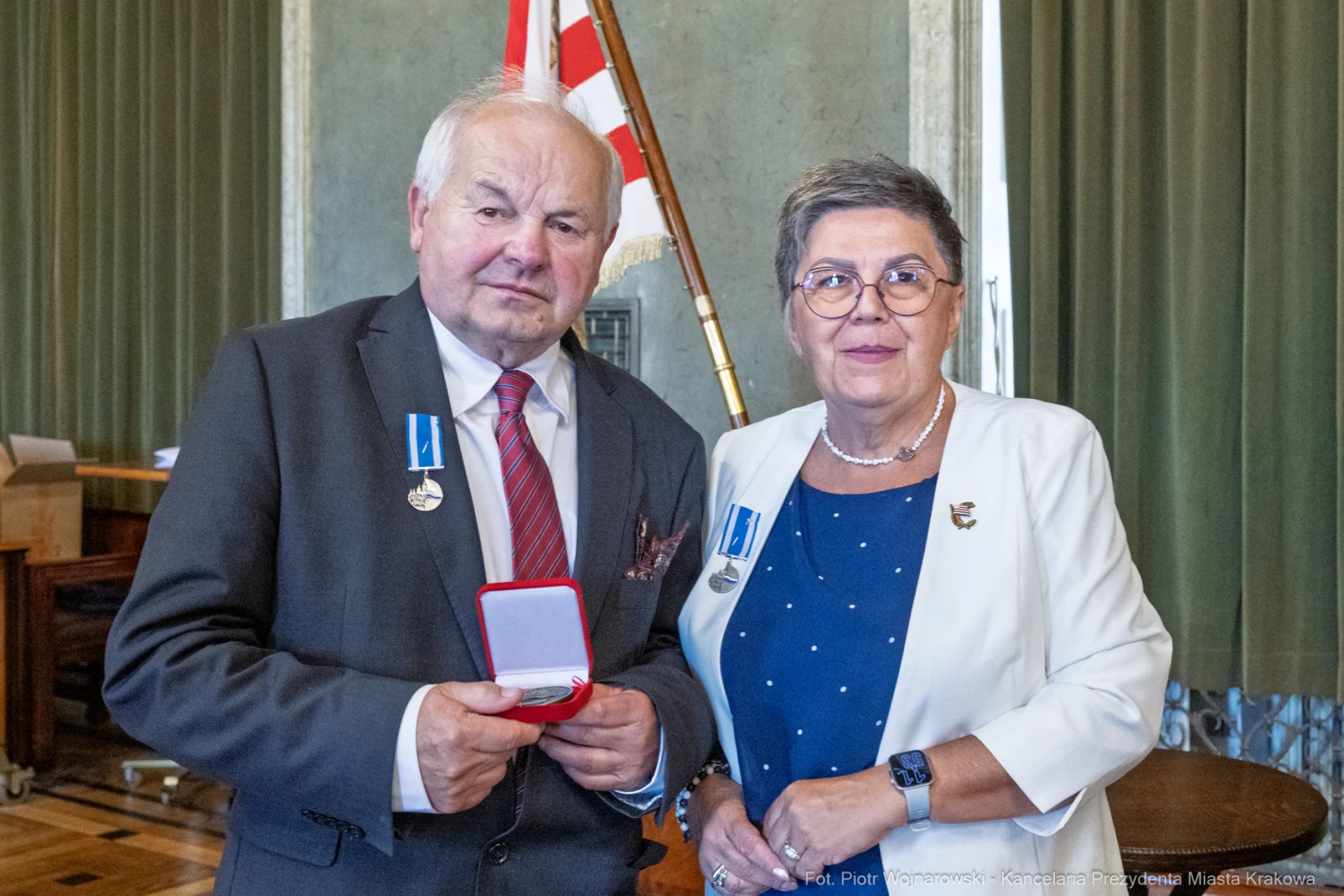 Mężczyzna i kobieta trzymają odznaczenia w eleganckim otoczeniu.  Autor: Piotr Wojnarowski