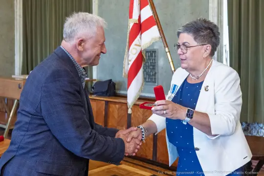 Wręczenie odznaczenia w trakcie ceremonii w Krakowie.
