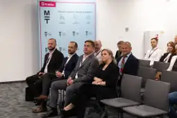 Grupa osób siedzących na konferencji w Muzeum Inżynierii i Techniki w Krakowie.
