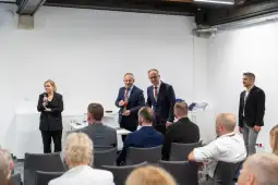 Spotkanie z prelegentami i uczestnikami w sali konferencyjnej.