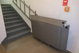 Podjazd dla wózków inwalidzkich obok schodów.
