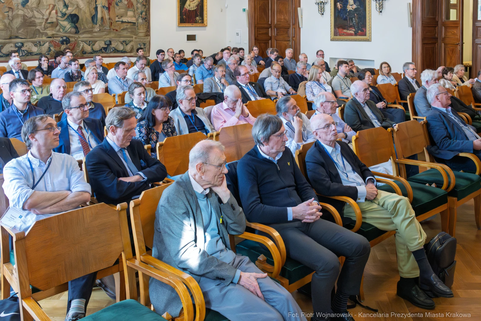 Zgromadzenie ludzi w sali, słuchających prelekcji lub wykładu.  Autor: Piotr Wojnarowski