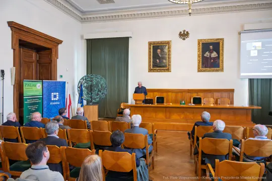 Spotkanie w sali konferencyjnej z prelegentem i uczestnikami.