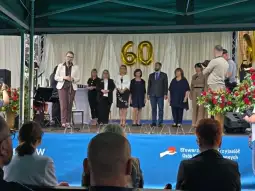 Uroczystość z okazji 60-lecia, przemówienia i wystąpienia gości na scenie.