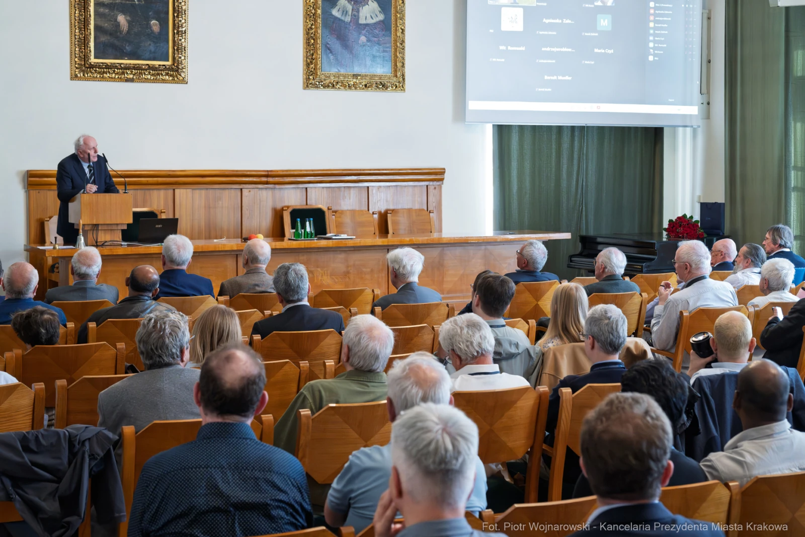 Wykład przed dużą grupą słuchaczy w sali konferencyjnej.  Autor: Piotr Wojnarowski