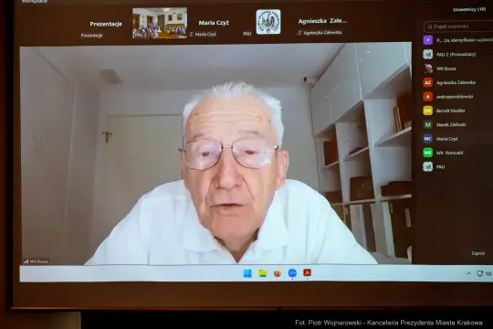 Mężczyzna w okularach prowadzi wideokonferencję.