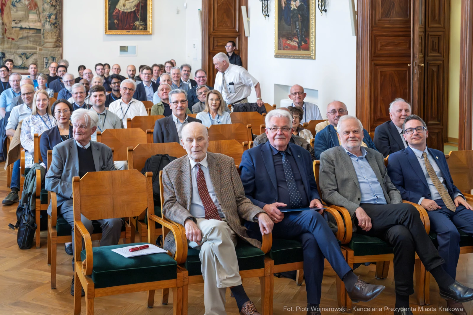Grupa ludzi siedzących w sali, uczestniczących w wydarzeniu.  Autor: Piotr Wojnarowski
