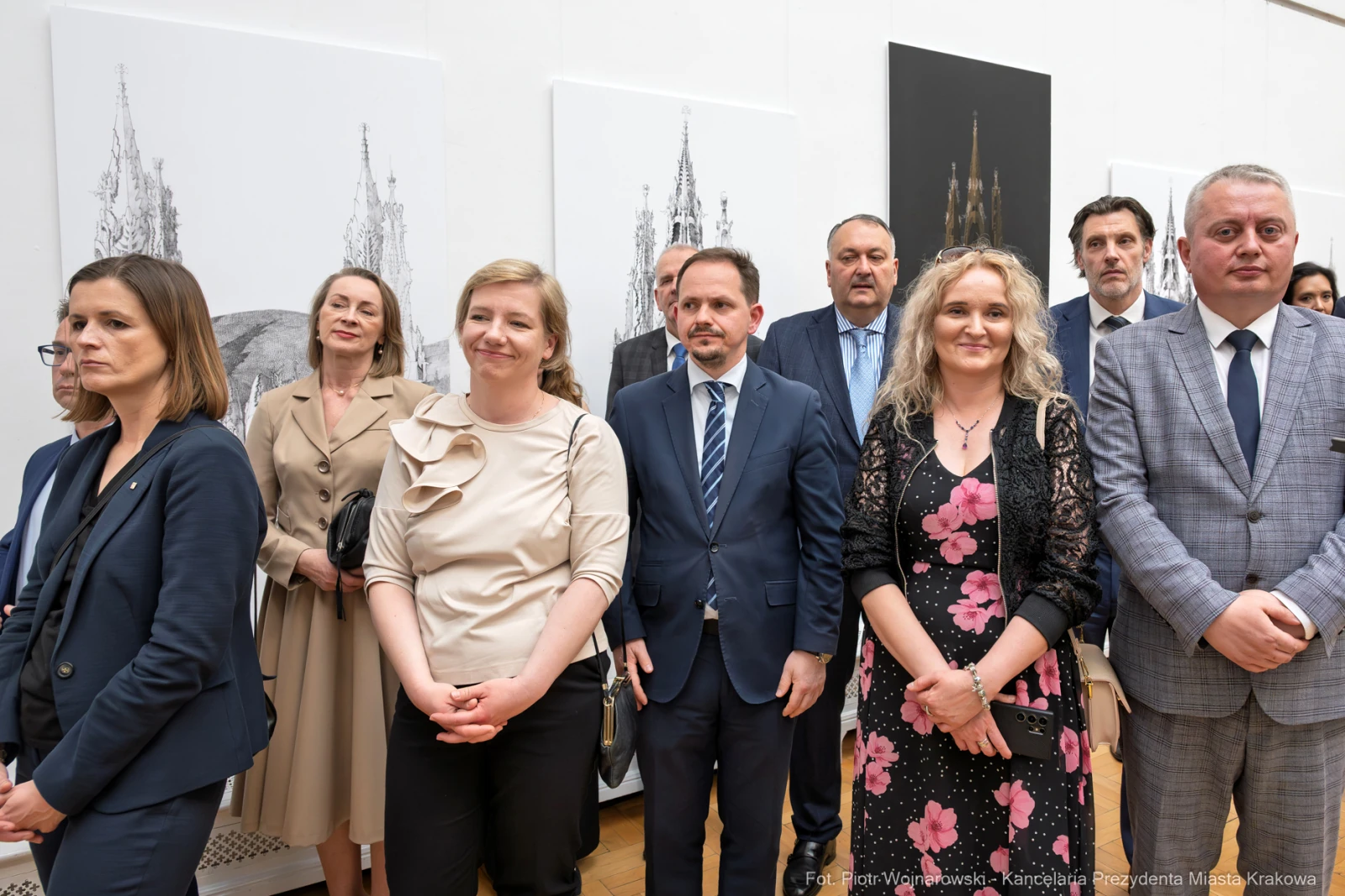 Grupa ludzi na wydarzeniu kulturalnym w Krakowie.  Autor: Piotr Wojnarowski