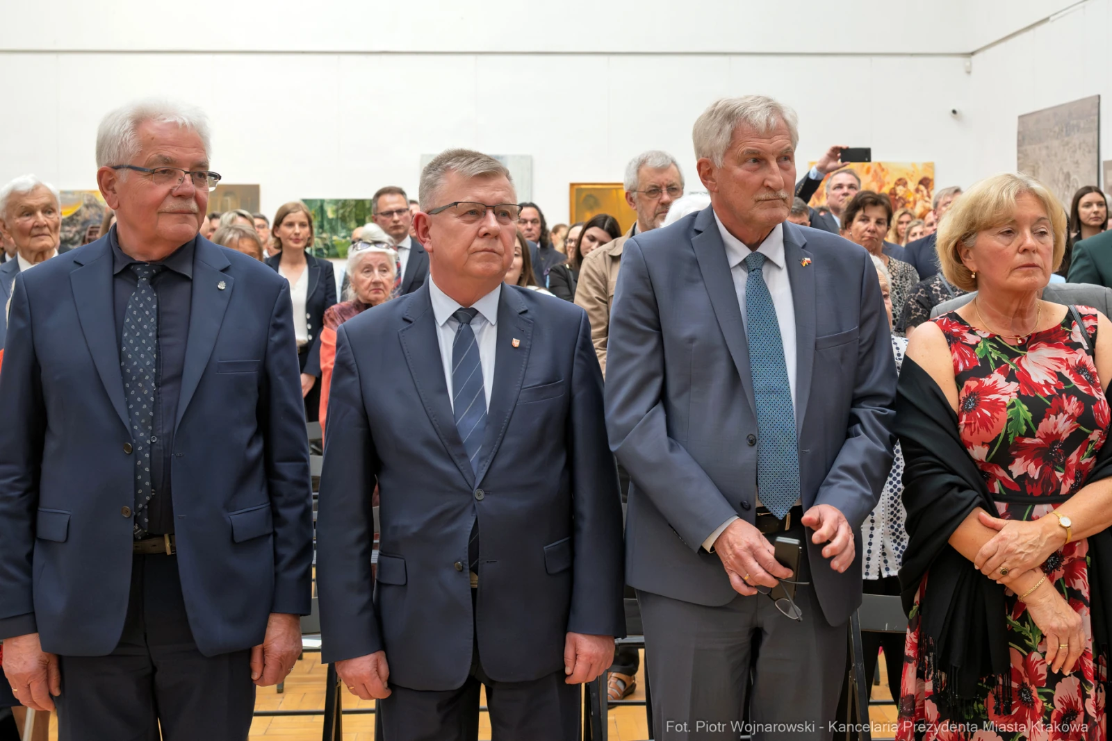 Grupa ludzi w eleganckich strojach podczas wydarzenia kulturalnego.  Autor: Piotr Wojnarowski