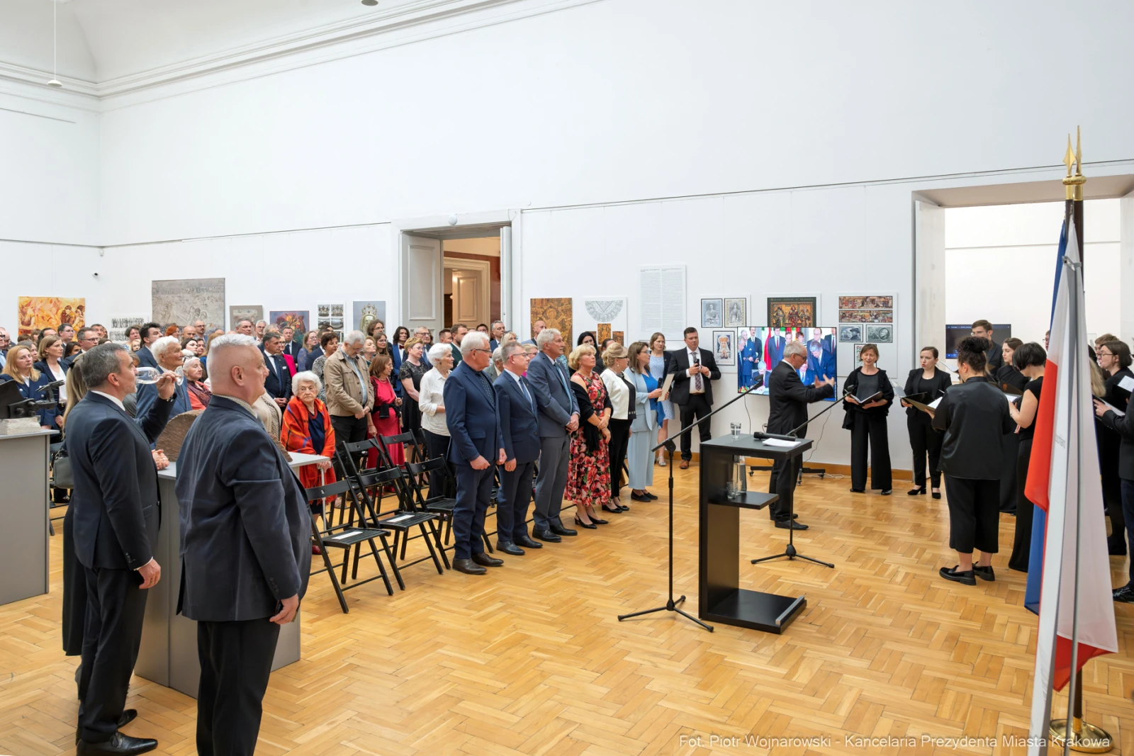 Uroczystość z udziałem gości, przemówienia i występy artystyczne w sali wystawowej.  Autor: Piotr Wojnarowski