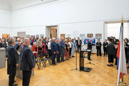 Uroczystość z udziałem gości, przemówienia i występy artystyczne w sali wystawowej.
