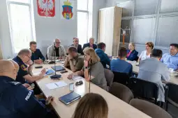 Spotkanie grupy roboczej w sali konferencyjnej z przedstawicielami różnych instytucji.