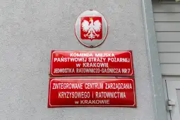 Tablice informacyjne Komendy Miejskiej Straży Pożarnej w Krakowie oraz Zintegrowanego Centrum Zarządzania Kryzysowego.