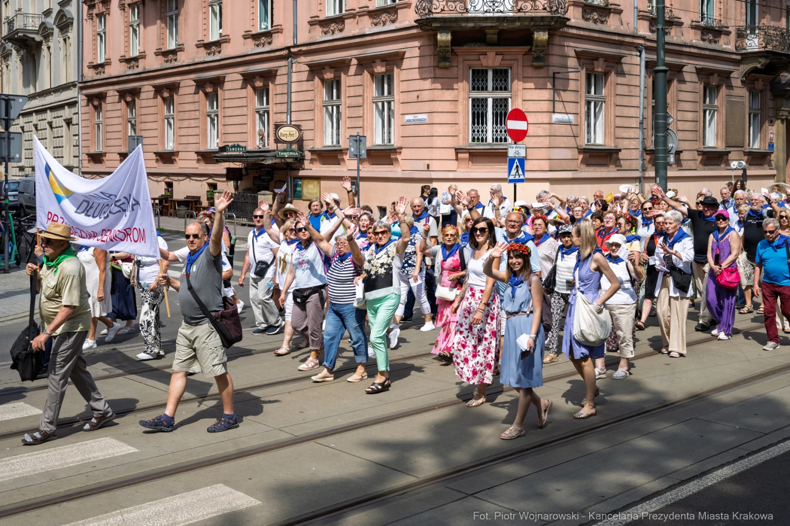 Grupa ludzi maszerująca ulicą, trzymająca transparenty i flagi.  Autor: Piotr Wojnarowski