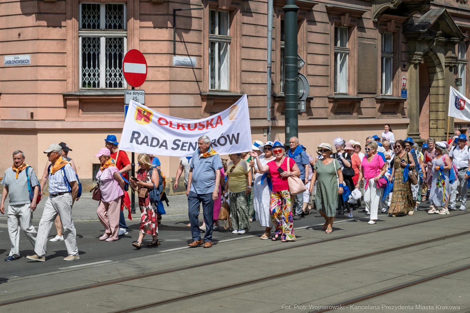 Grupa ludzi idąca w marszu z transparentem Rada Seniorów.  Autor: Piotr Wojnarowski