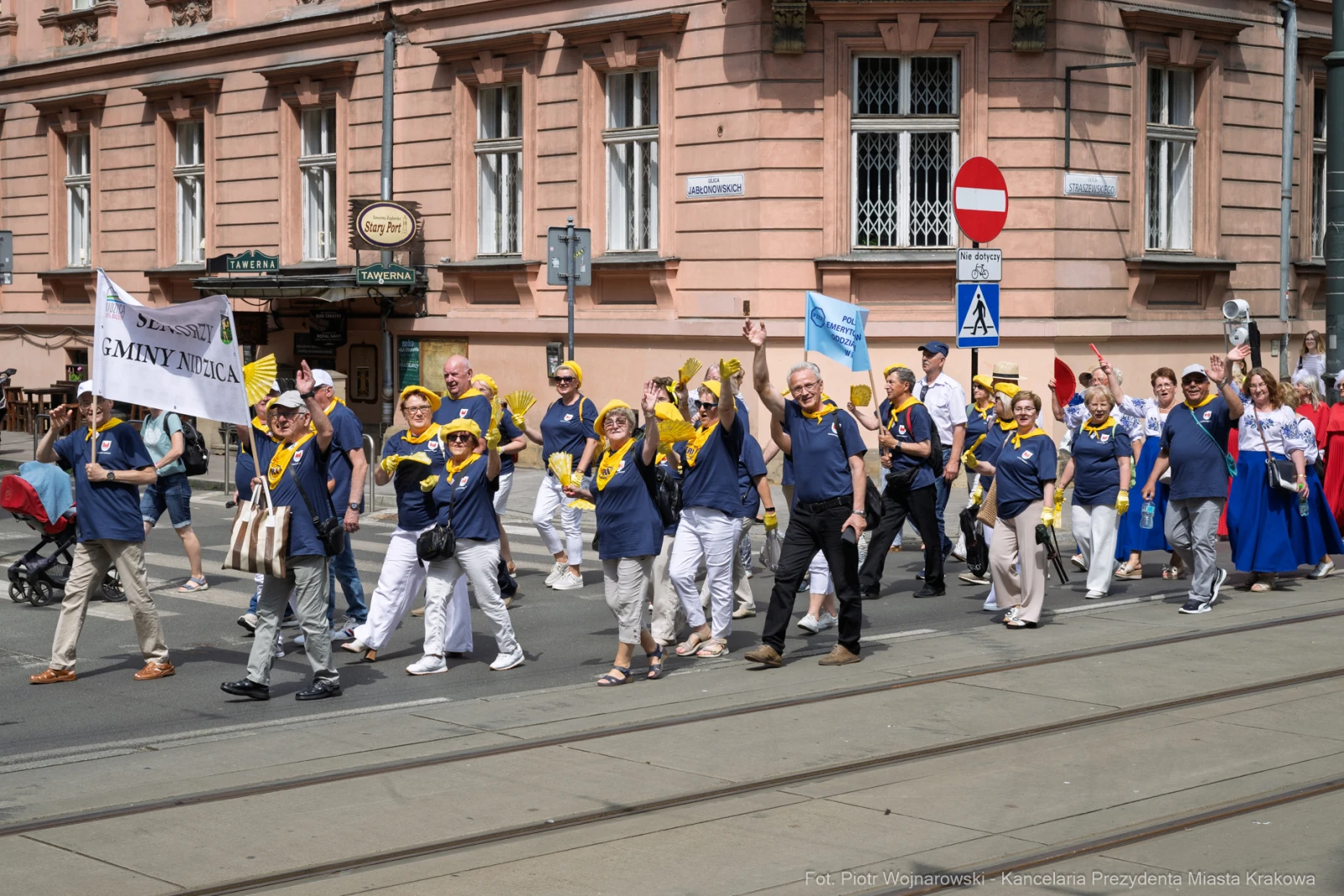 Grupa ludzi w koszulkach z logo, maszerująca ulicą podczas wydarzenia.  Autor: Piotr Wojnarowski