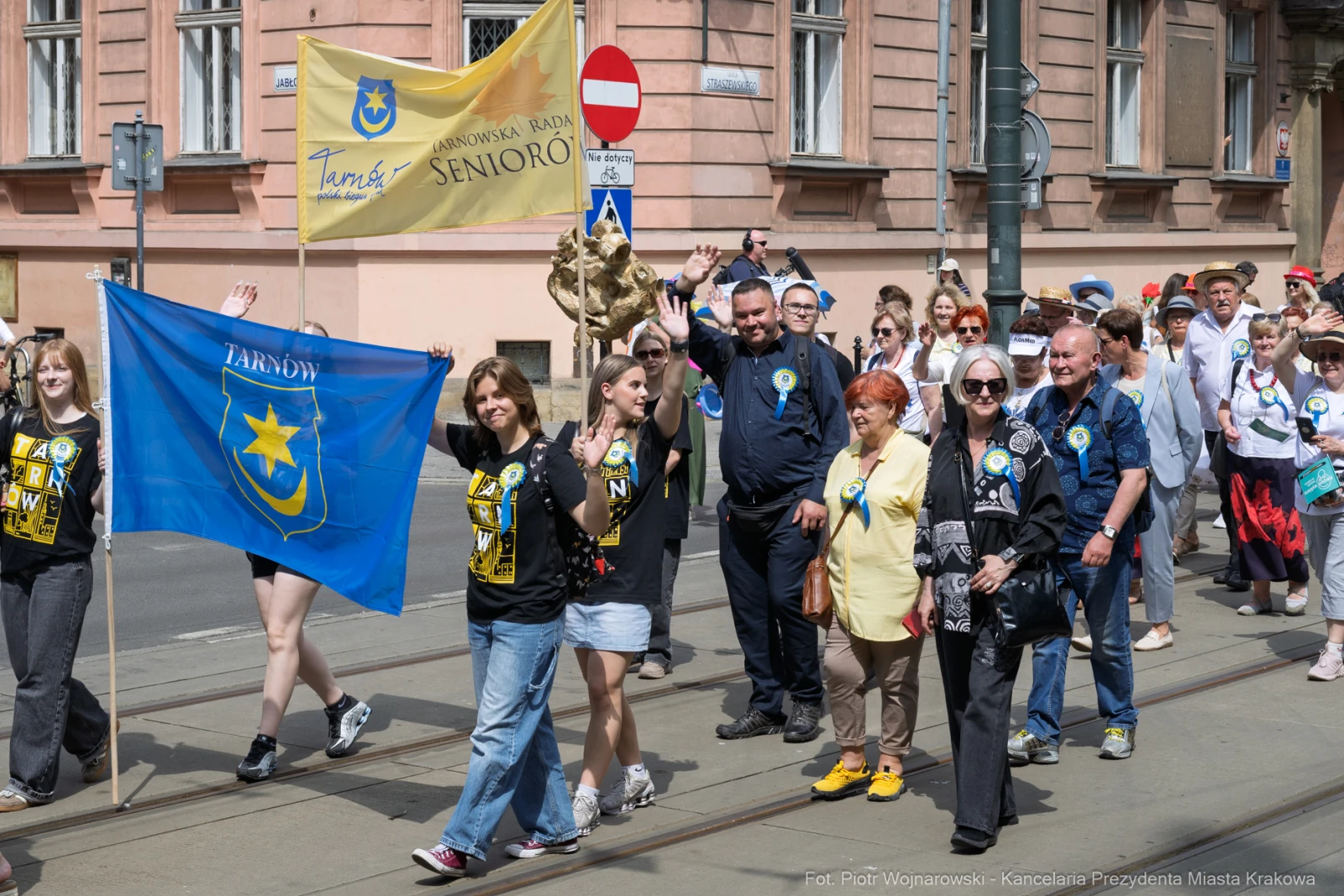 Grupa ludzi z flagami i transparentami podczas parady w Tarnowie.  Autor: Piotr Wojnarowski