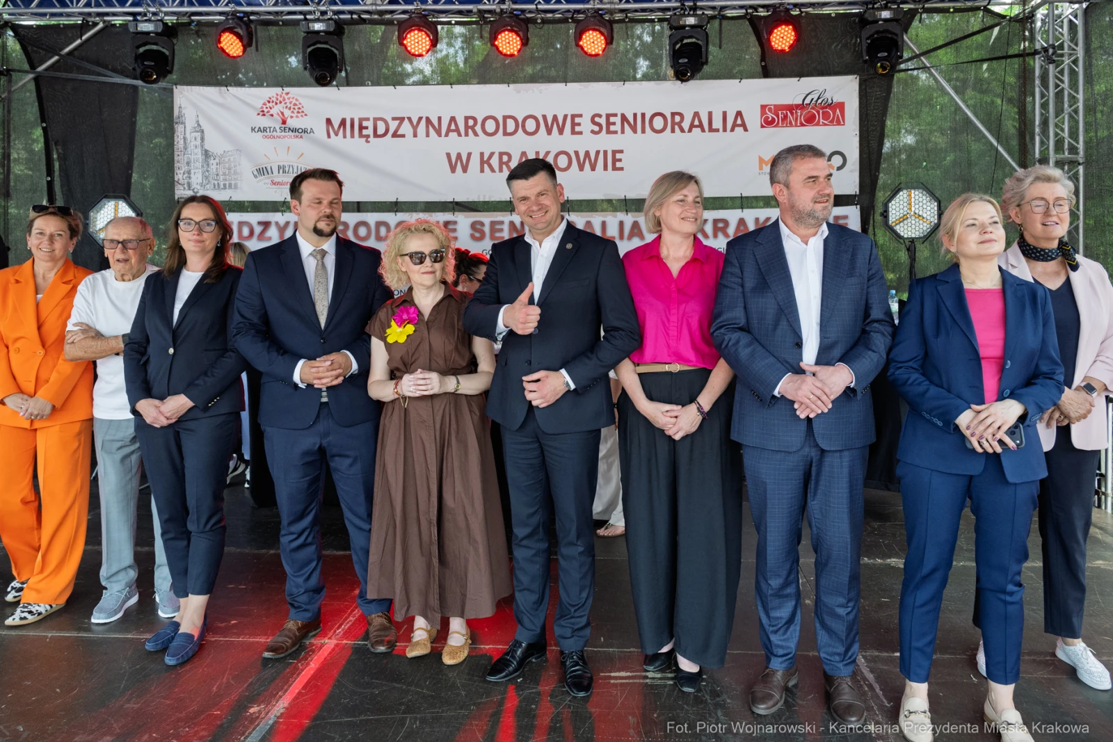 Grupa ludzi na scenie podczas wydarzenia Międzynarodowe Senioralia w Krakowie.  Autor: Piotr Wojnarowski
