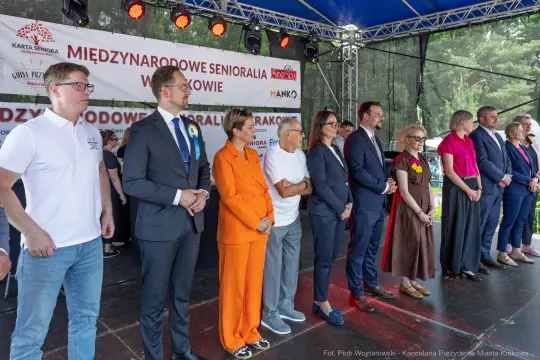 Uczestnicy wydarzenia Międzynarodowe Senioralia w Krakowie na scenie.