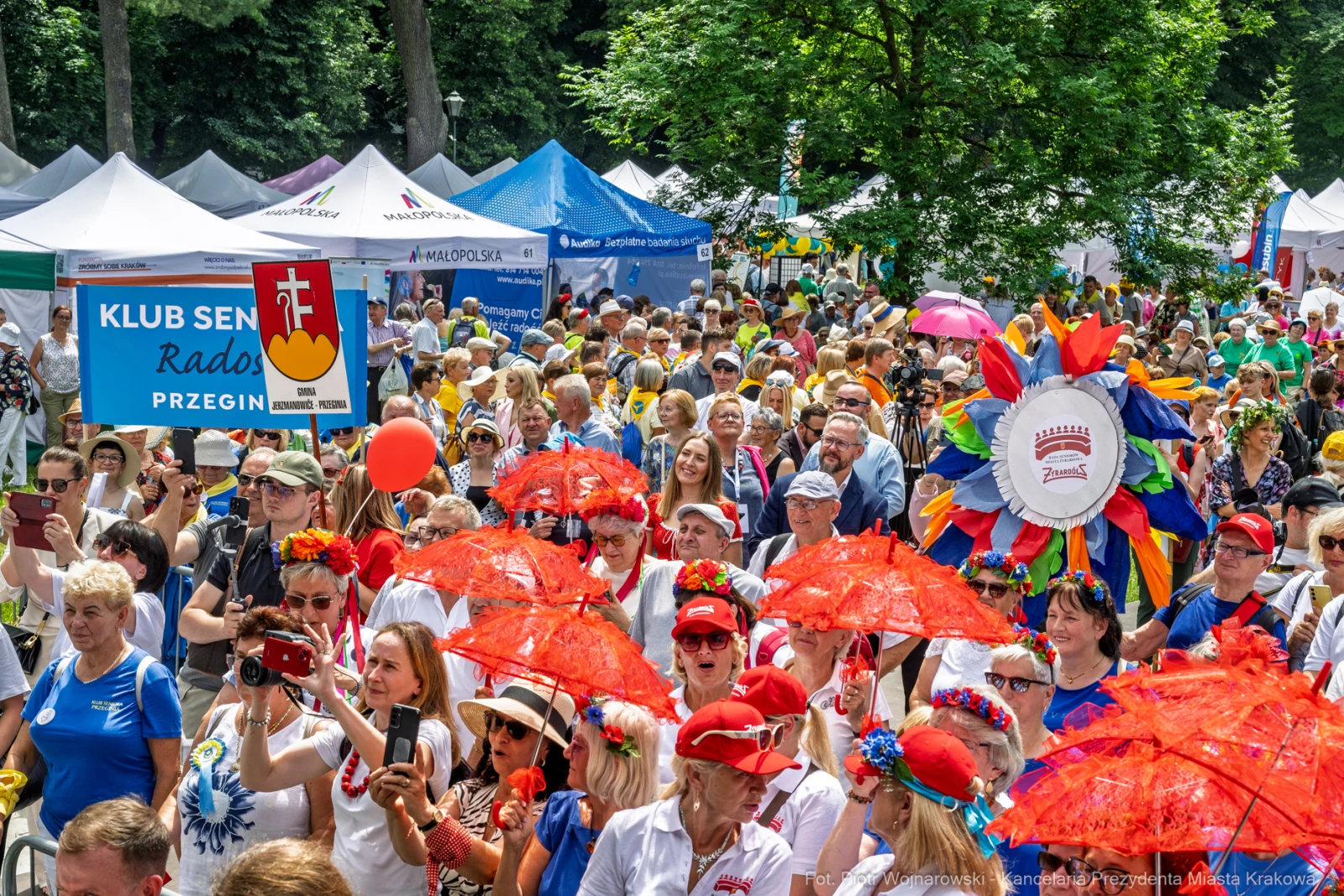 Tłum ludzi w kolorowych strojach, trzymających parasole, podczas festiwalu.  Autor: Piotr Wojnarowski