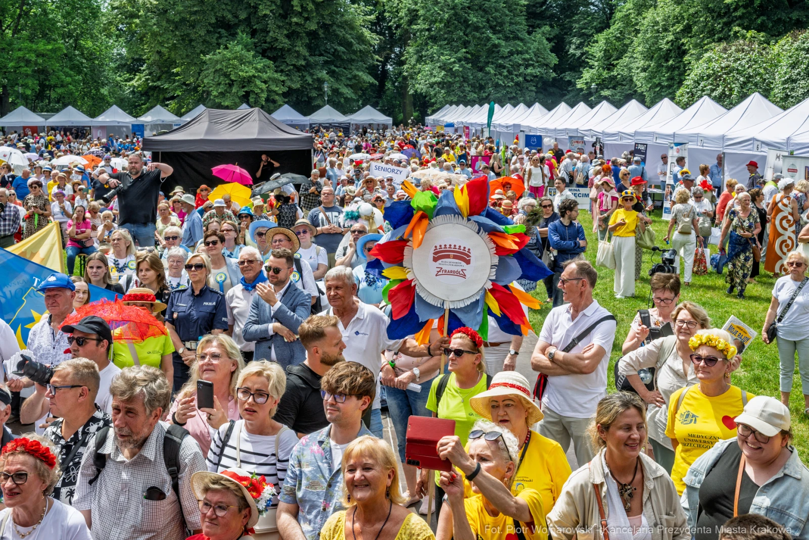 Tłum ludzi na festiwalu, kolorowe stroje i dekoracje, stoiska z jedzeniem i atrakcjami.  Autor: Piotr Wojnarowski