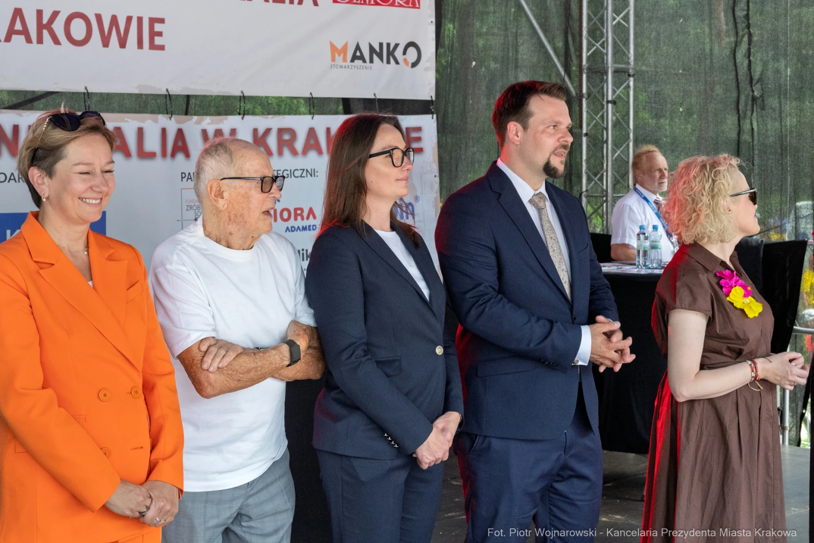 Cztery osoby stojące w rządku na tle banneru z nazwą wydarzenia.  Autor: Piotr Wojnarowski