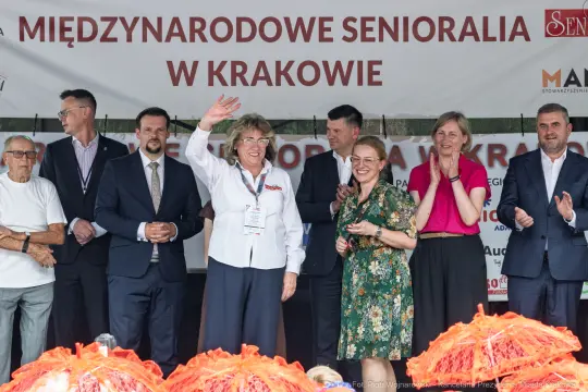 Uczestnicy Międzynarodowych Senioraliów w Krakowie, na scenie, w trakcie wystąpienia.