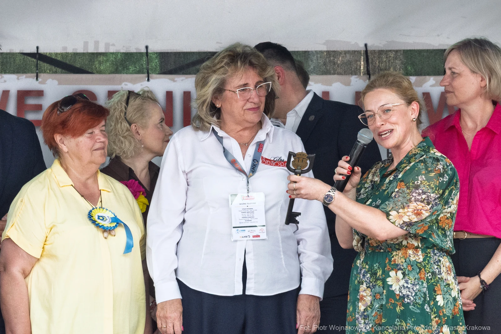 Kobiety na scenie podczas wydarzenia, jedna z nich trzyma nagrodę.  Autor: Piotr Wojnarowski