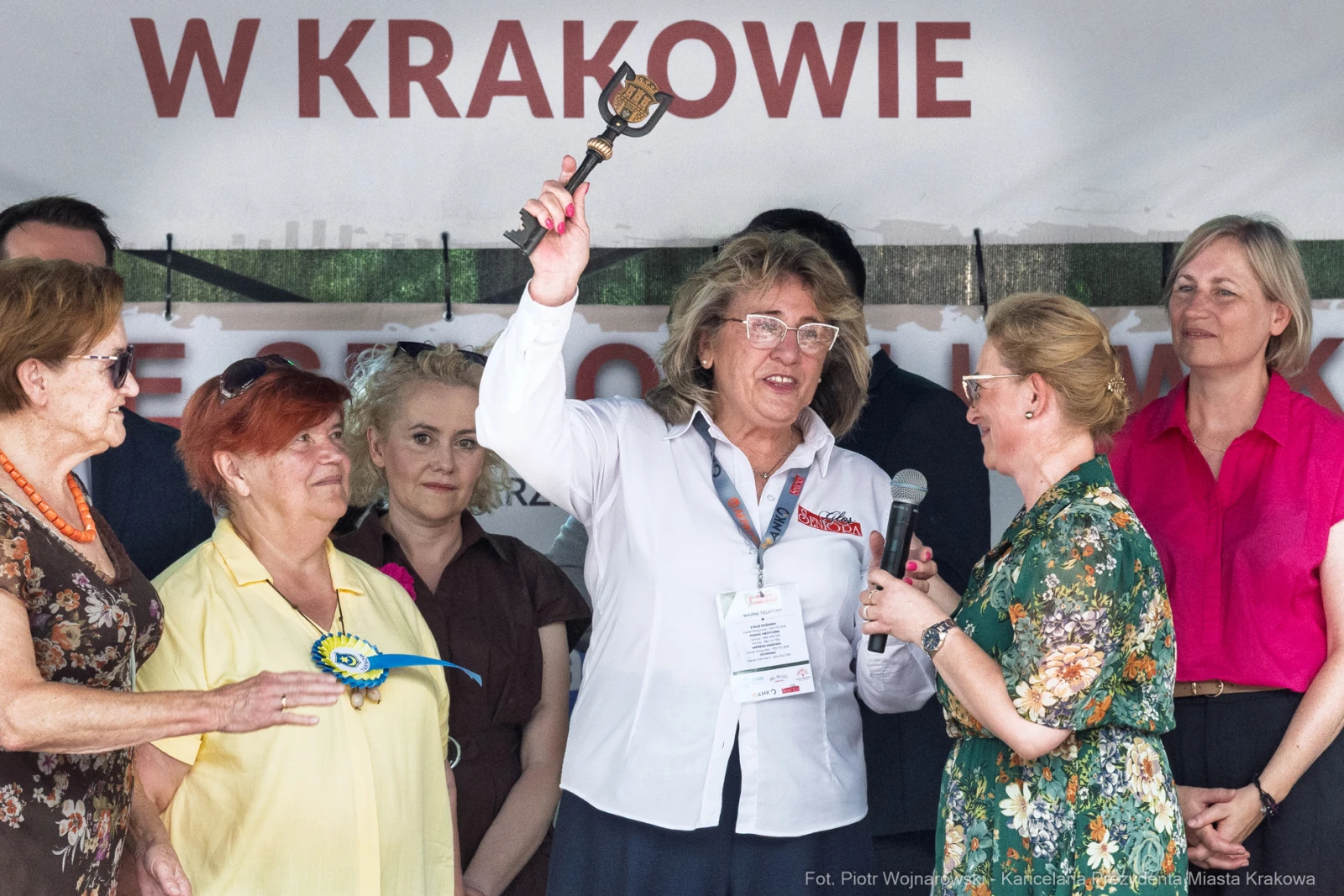 Kobieta trzymająca klucz, przemawia do zgromadzenia, w tle inne uczestniczki wydarzenia.  Autor: Piotr Wojnarowski