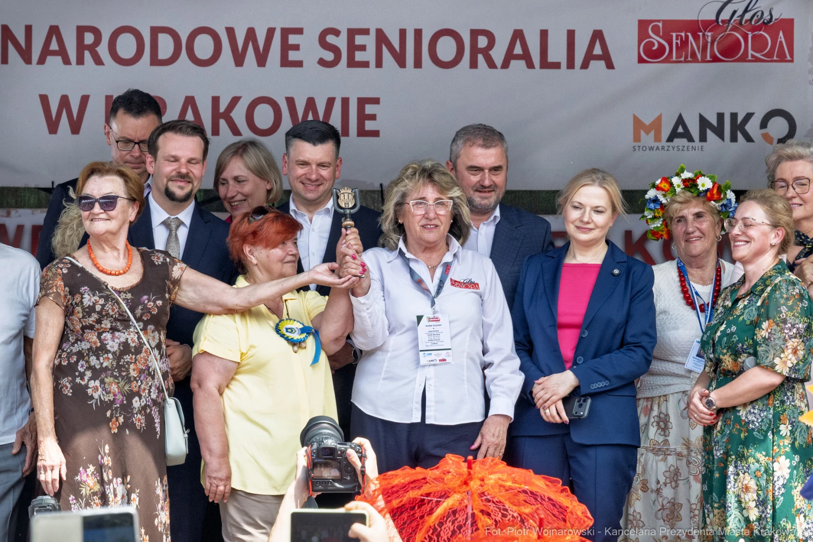 Grupa ludzi na wydarzeniu z okazji Narodowych Senioraliów w Krakowie.  Autor: Piotr Wojnarowski