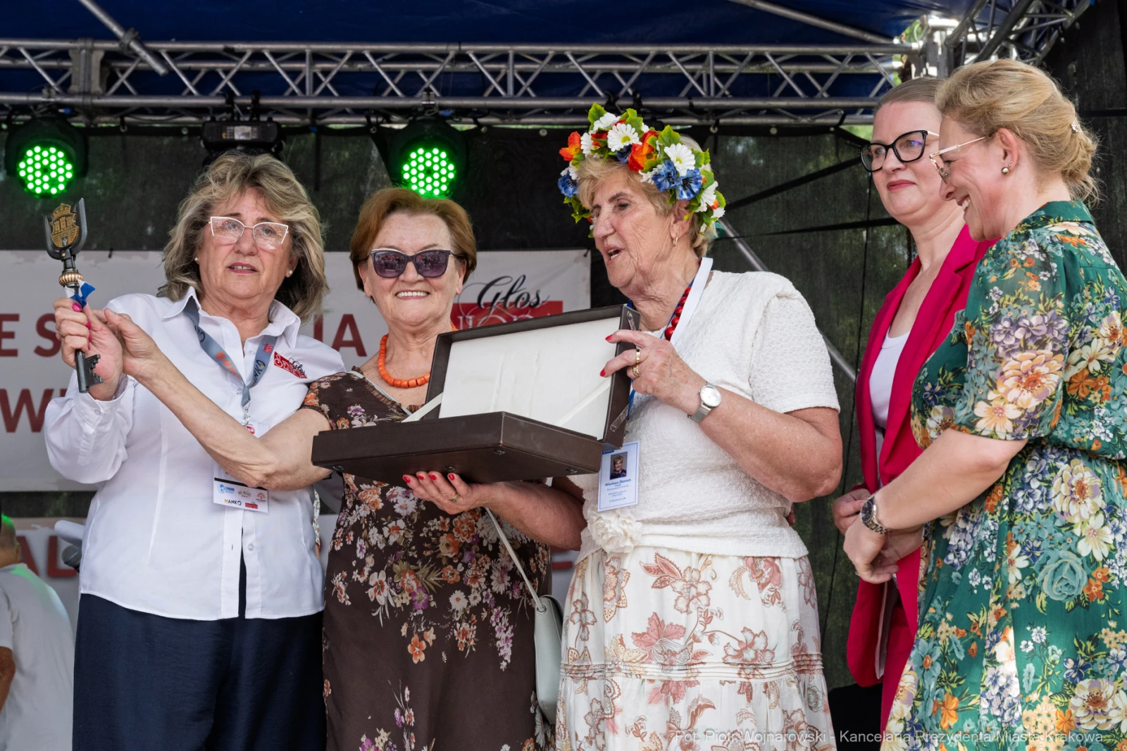 Cztery kobiety na scenie, jedna trzyma nagrodę, pozostałe uśmiechają się i gratulują.  Autor: Piotr Wojnarowski