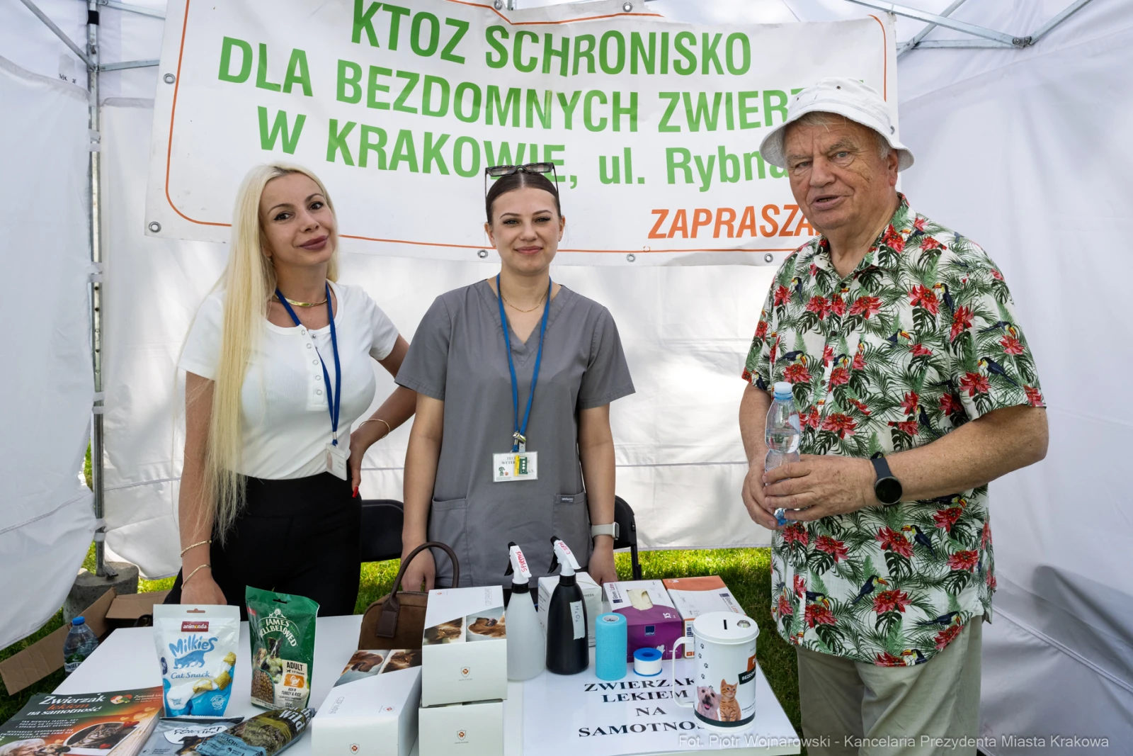 Kobiety przy stoisku schroniska dla zwierząt w Krakowie, mężczyzna w kapeluszu.  Autor: Piotr Wojnarowski