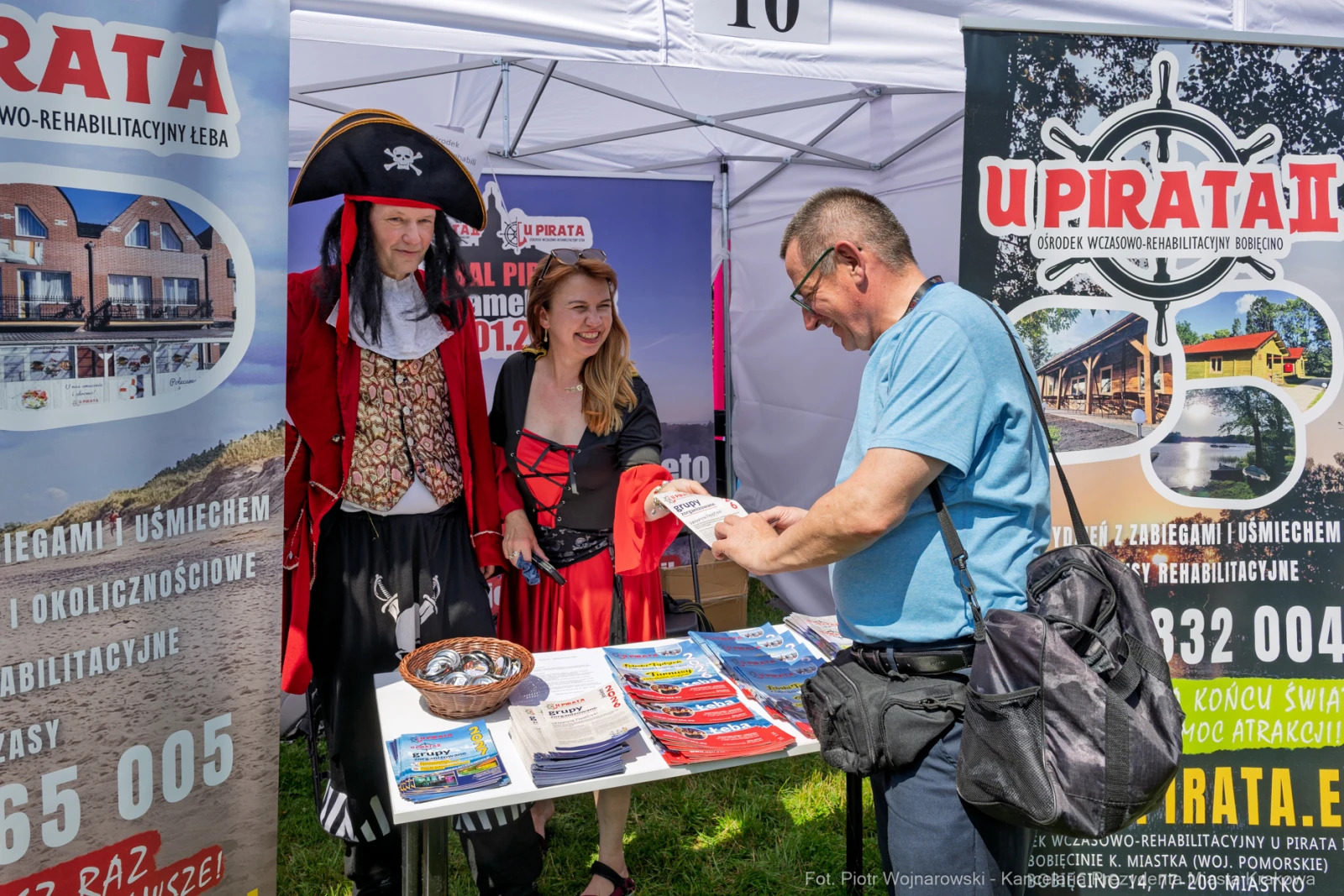 Piracki stoisko promocyjne z ulotkami i postaciami w kostiumach piratów.  Autor: Piotr Wojnarowski