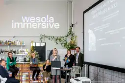Prezentacja dotycząca innowacji w naukach akademickich w nowoczesnej przestrzeni.