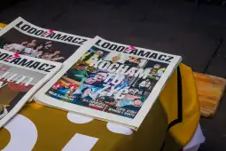 Okładka magazynu LODOŁAMACZ z tytułem KOCHAM TU ŻYĆ oraz zdjęciami różnych osób.