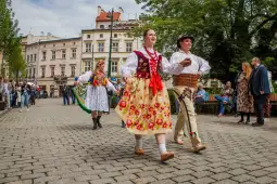 Tradycyjne stroje ludowe podczas tańca na ulicy.